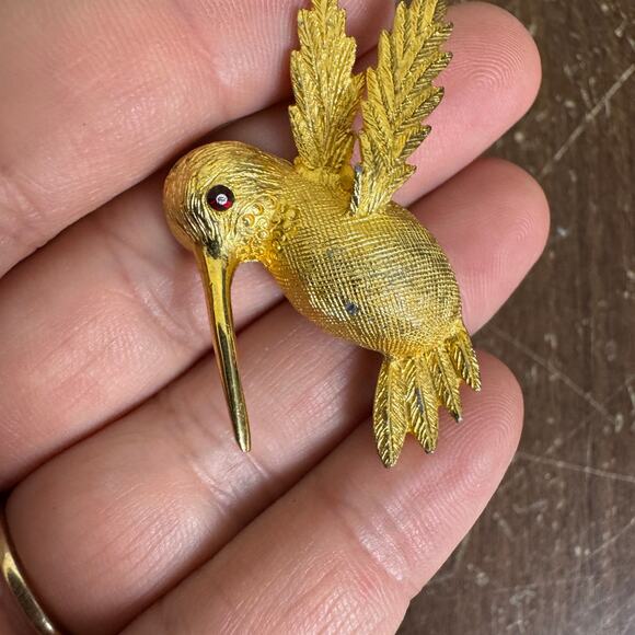 Judith Green VINTAGE Gold Tone Hummingbird Red Rhinestone Brooch Pin - Picture 3 of 5